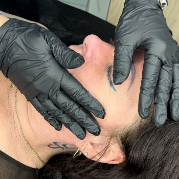 Видалення стрілок з використанням захисних шильд
                    Мастер перманентного макияжа Аня Ужгород