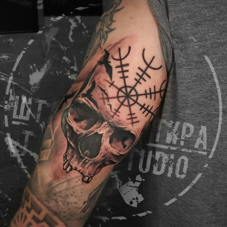 Мужские на руке череп, фото - Тату салон Штаб-Квартира Tattoo Studio