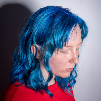 Жіноча стрижка синій колір волосся фарбування, фото - Салон краси DICTAT COLOR