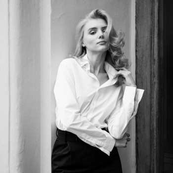 Уличная фотосессия у стены, фото -  