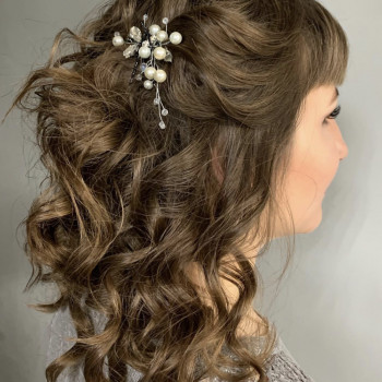 Вечірні зачіски
                    Перукар-візажист Елена Харків