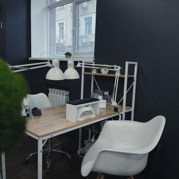 Стильний сучасний дизайн салону. Комфортні місця