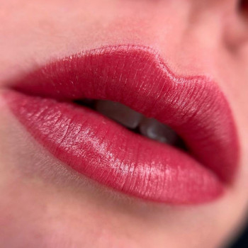Помадний прокрас губ.