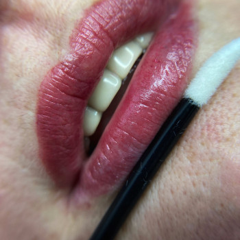 Акварельний прокрас губ на віковій шкірі.