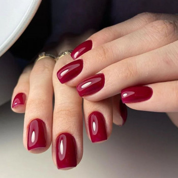 Манікюр на короткі нігті бордовий квадратні, фото - Салон краси NS beauty studio