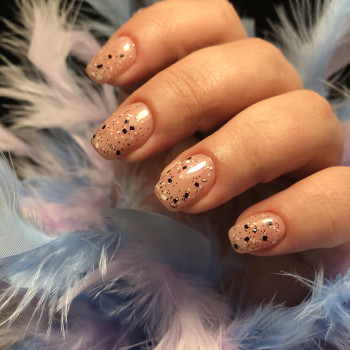 Маникюр на короткие ногти с блестками зима, фото - Ногтевая студия Beauty salon