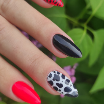 Манікюр мигдаль з принтами із чорним лаком, фото - Майстер манікюру Наталія Нестерук