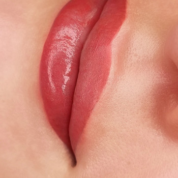 Контурные губы с заполнением