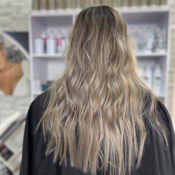 Колористика та лікування волосся, складні техніки фарбування
                    Мастер по наращиванию волос Ірина Киев