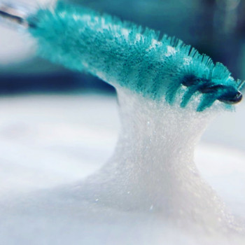 Фото з процесу підготовки шкіри навколо брів