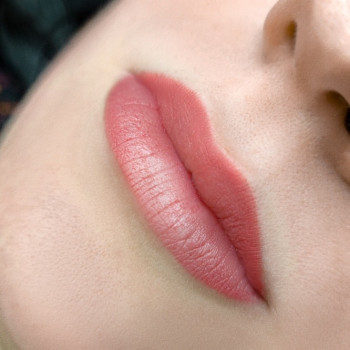 Перманентный макияж губ с эффектом губной помады – 1400 грн, фото - Салон краси Майстерня Краси "Юлії Юдіної"