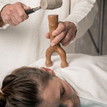 Розслаблення м'язів за допомогою інструментів.