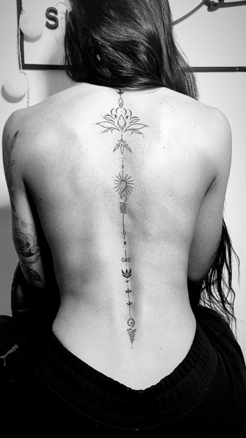Для дівчат чорно-білі на спині, фото - Тату салон Tattoo Code
