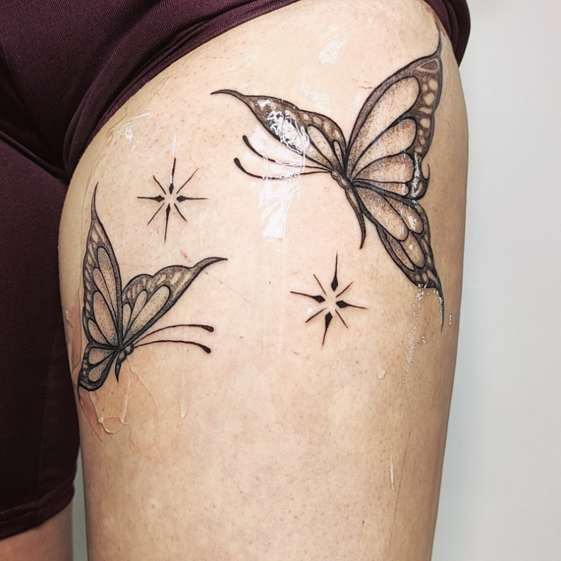 Женские на бедре лайнворк, фото - Тату салон Tattoo Code