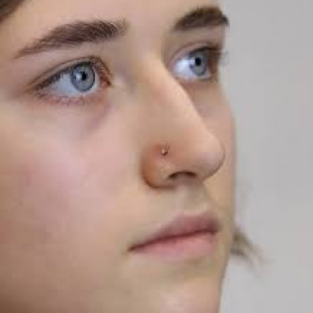 Пірсинг, прокол вух
                    Салон краси Backstage Одеса