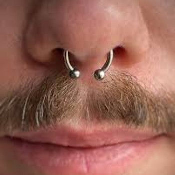 Пірсинг, прокол вух
                    Салон краси Backstage Одеса