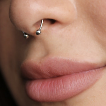 Пірсинг, прокол вух
                    Салон краси Backstage Одеса