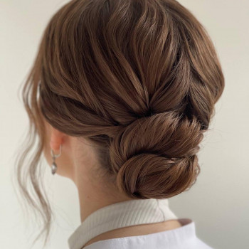 Локони, вирівнювання волосся на утюжок, зібрані зачіски, весільна зачіска
                    Візажист Мар‘яна Хмельницький