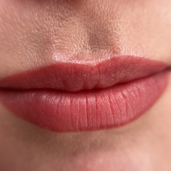 Перманентний макіяж губ
        