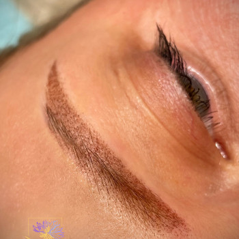 Пудрове напилення брів з вирівнюванням сильної асиметрії