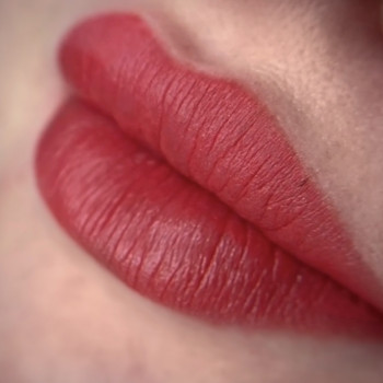 Перманентний макіяж губ
        