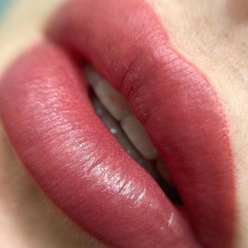 Перманентний макіяж губ
        