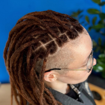 Заплетення натуральних дредів зі свого волосся.
                    Брейдер Натали Киев