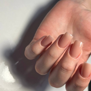 Бежевый маникюр на квадратные ногти однотонный (монохромный), фото - Салон красоты Backstage