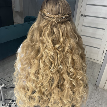 Локони, волни, укладання волосся
                    Перукар-стиліст Валерия Одеса