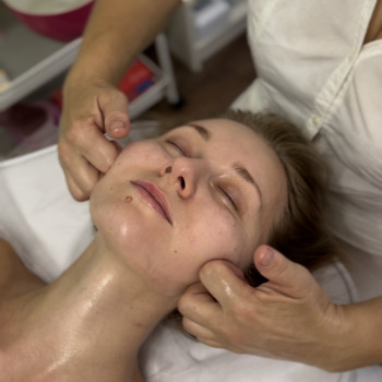 Масаж обличчя | Кобідо
                    Косметолог-эстетист Наталія Борисполь