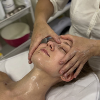 Масаж обличчя | Кобідо
                    Косметолог-эстетист Наталія Борисполь