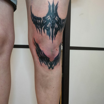 Тату на колене, фото - Тату мастер Максим Науменко