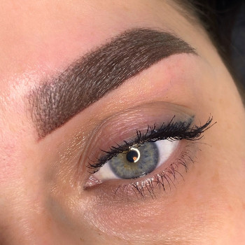 Перманентны макияж бровей