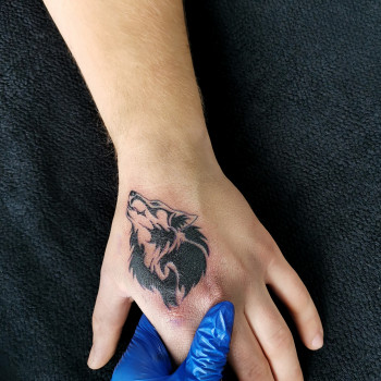 Тату вовк на кисті тату для чоловіків, фото - Майстер перманентного макіяжу Оксана Oksi