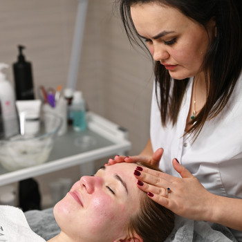 Комбінована чистка обличчя
                    Салон краси Savage Київ