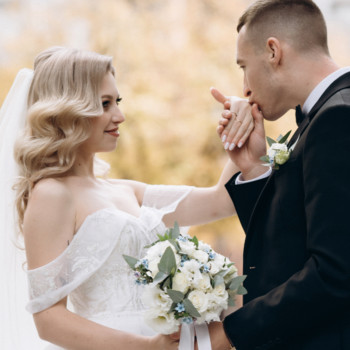 Весільний макіяж і зачіска
                    Майстер з нарощування волосся Елена Київ