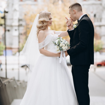 Весільний макіяж і зачіска
                    Майстер з нарощування волосся Елена Київ