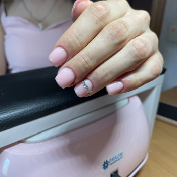 Нарощення нігтів на короткі тіпси + покриття кольором
                    Майстер манікюру Марина Хмельницький