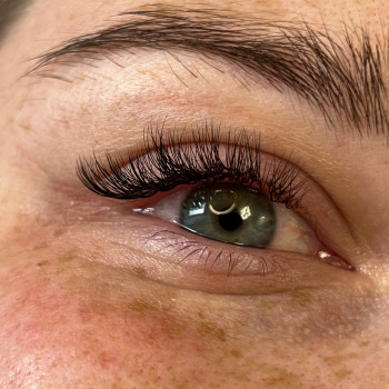 Нарощування вій
                    Лешмейкер Julia Бровары