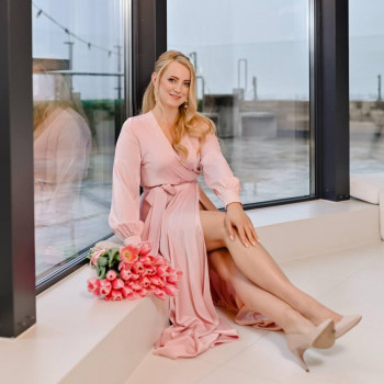 Макияж и прическа для фотосессии
                    Майстер з нарощування волосся Елена Київ