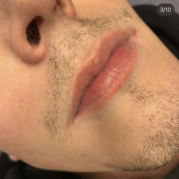 Легке чоловіче напилення губ