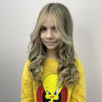 Освітлення у техніці мілірування для дівчинки