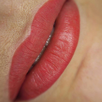 Перманентний макіяж губ
                    Салон краси Beautiq Львів