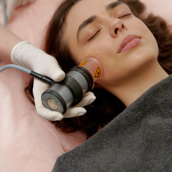 Лазерна Біоревіталізація Vitalaser
                    Косметологический центр Skin Studio Beauty FULL Львов