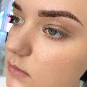 корекція та фарбування брів