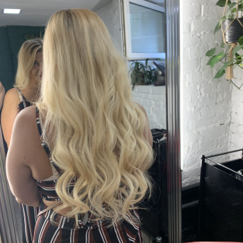 Наращивание волос, коррекция
                    Майстер з нарощування волосся Елена Київ