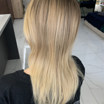 Наращивание волос, коррекция
                    Майстер з нарощування волосся Елена Київ