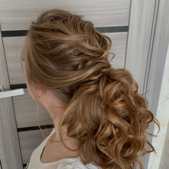 Прическа
                    Мастер по наращиванию волос Елена Киев