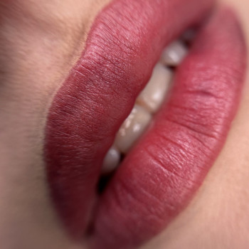 Акварельні губи в матовій техніці