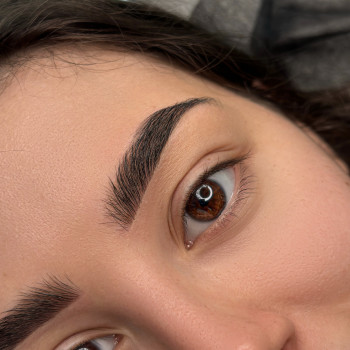 Корекція та фарбування брів